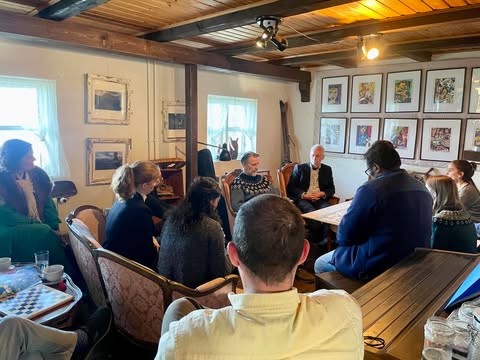 Students in the course "People and the Sea" talk with Skúli Gautason and Ólafur J. Engilbertsson.