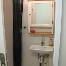 Bathroom downstairs (I) / Baðherbergi á neðri hæð (I)