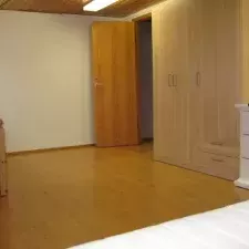 Larger room (II) / Stærra herbergi (II)