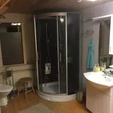 Upper bathroom / Baðherbergi á efri hæð