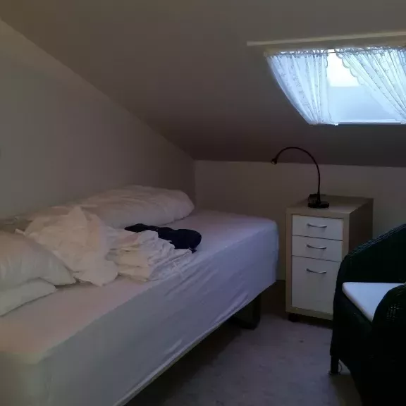 2nd floor, small room / Önnur hæð, minna herbergi