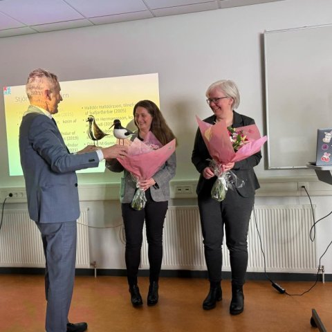 Peter Weiss færir fráfarandi stjórnarmönnum gjöf, þeim  Mörtu Lilju M. Olsen og Hörpu Grímsdóttur. 