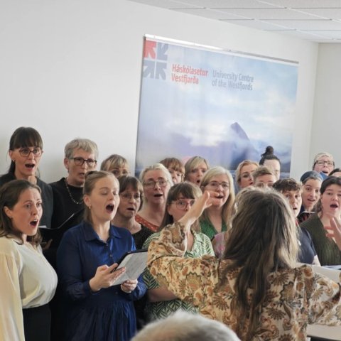 Stjórnandi kvennakórsins er Rúna Esradóttir