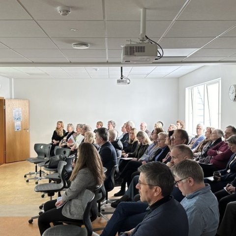 Harpa Grímsdóttir flytur ávarp, í forgrunni sést Jón Páll Hreinsson bæjarstjóri Bolungarvíkur og Ingi Björn Guðnason staðarhaldari á Hrafnseyri