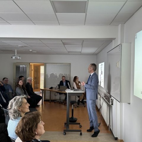 Peter Weiss, forstöðumaður Háskólaseturs flytur ávarp. Í forgrunni sést Ragnheiður Þórarinnsdóttir, rektor Landbúnaðarháskólanns,  Margrét Jónsdóttir Njarðvík, rektor Bifrastar og Jóhann Sigurjónsson, fyrrverandi forstjóri Hafrannsóknarstofnunar.