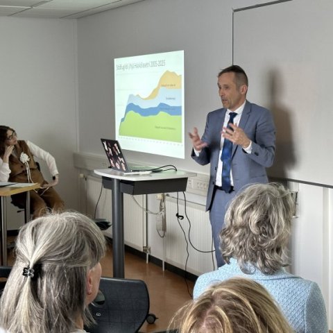 Peter Weiss, forstöðumaður Háskólaseturs flytur ávarp