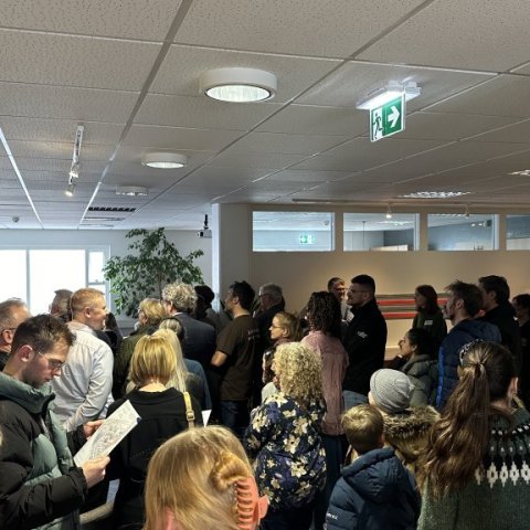 Gestir að hlusta á ávörp