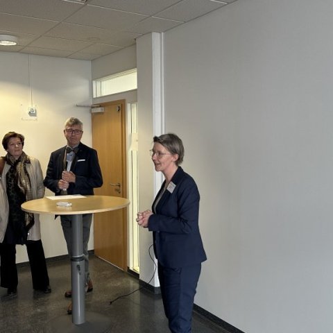 Astrid Fehling, kennslustjóri Háskólaseturs segir frá hvernig gjöfin mun auka gæði kennslu og fjarfunda. Í bakgrunni eru Þorsteinn Jóhannesson og og kona hans Margrét Hreinsdóttir og við hlið þeirra standa Harpa Grímsdóttir og Þorsteinn Sigurðsson