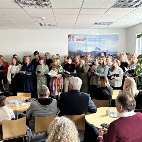 Kvennakór Ísafjarðar söng fyrir gesti