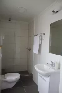 Toilet and shower (upstairs)  / klósett og sturta (efri hæð)