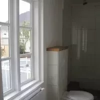 Toilet and shower (upstairs)  / klósett og sturta (efri hæð)