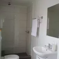 Toilet and shower (upstairs)  / klósett og sturta (efri hæð)