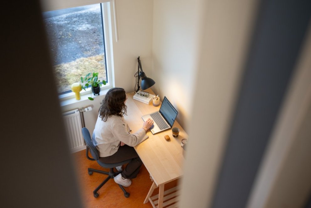 studentagardar-horft-yfir-skrifbord-landscape