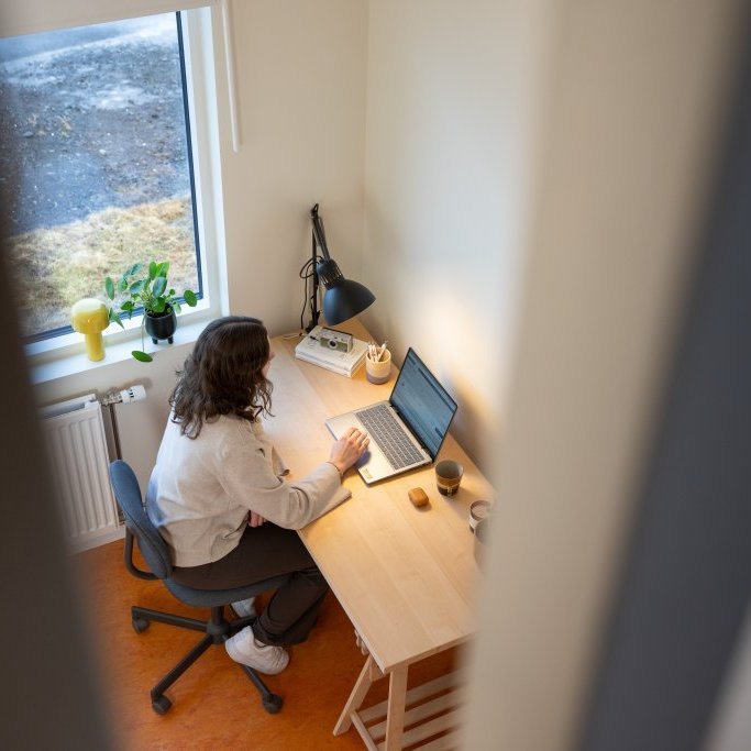 studentagardar-horft-yfir-skrifbord-landscape