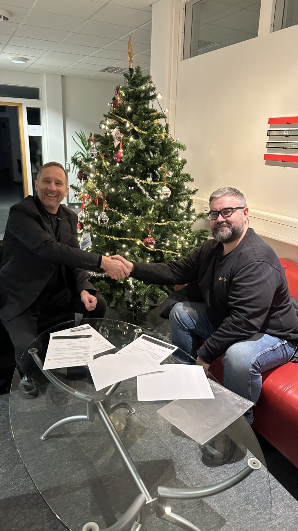 Jóhann Egilsson from Snerpa and Peter Weiss director of the University Centre of the Westfjords sign…