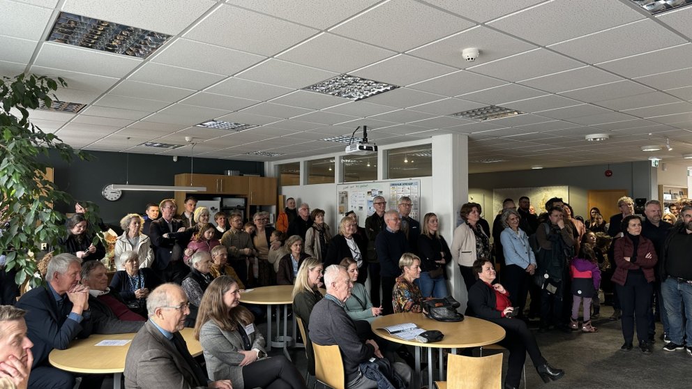 Crowd Gathers to Celebrate 20 Years of UW