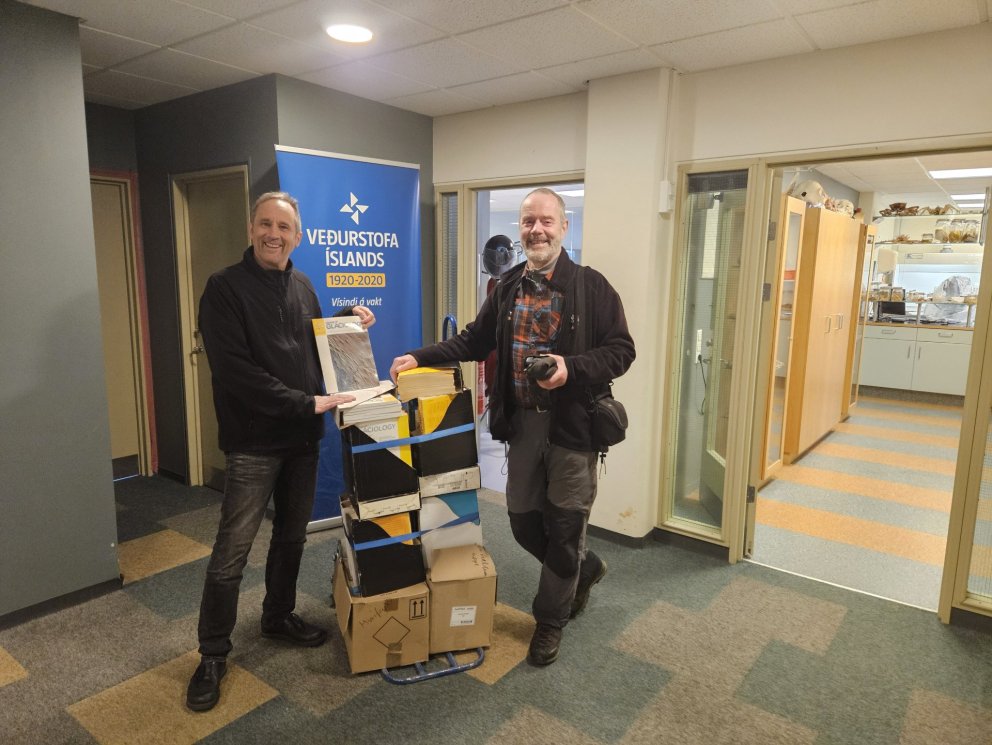 Á myndinni tekur Peter Weiss forstöðumaður á móti sannarlega veglegri tímaritagjöf úr höndum Tómasar…