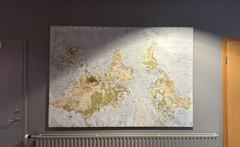 Kortið á göngum Háskólaseturs