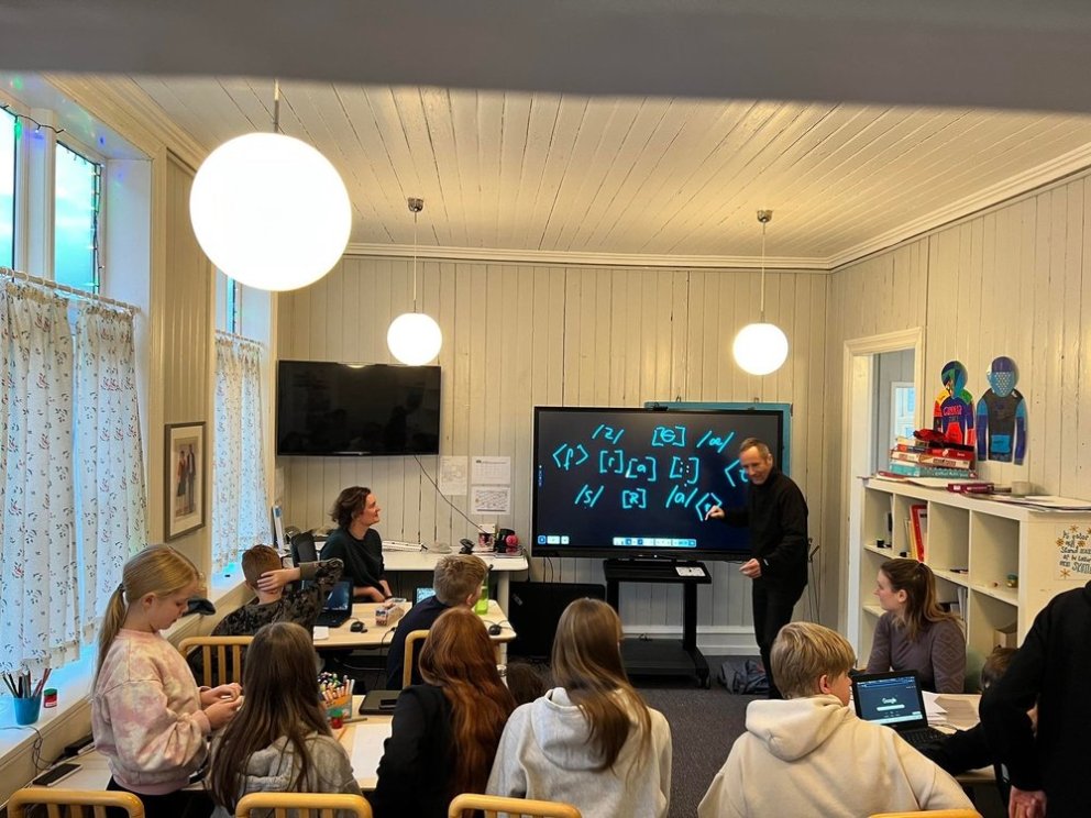 Peter Weiss, UW director, explaining linguistics research at Bildudalskóli