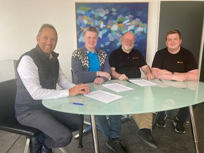 frá undirritun samnings