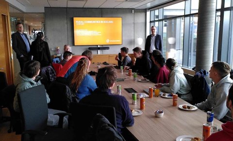 UW students visit the Regional Development Institute