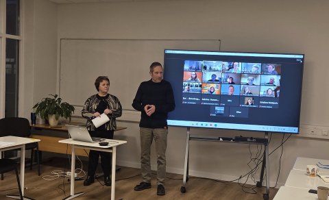 Sigríður Ó Kristjánsdóttir and Peter Weiss at the founding meeting of Gefum íslensku séns