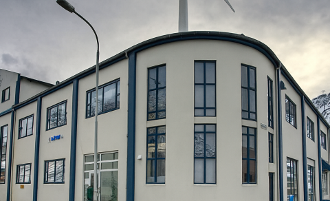 Samkvæmt gervigreindinni myndi vindmylla á þaki Vestrahúss líta svona út. Raunin er þó sú að myllan …