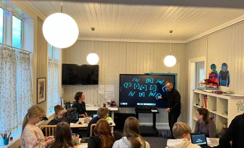 Peter Weiss, UW director, explaining linguistics research at Bildudalskóli